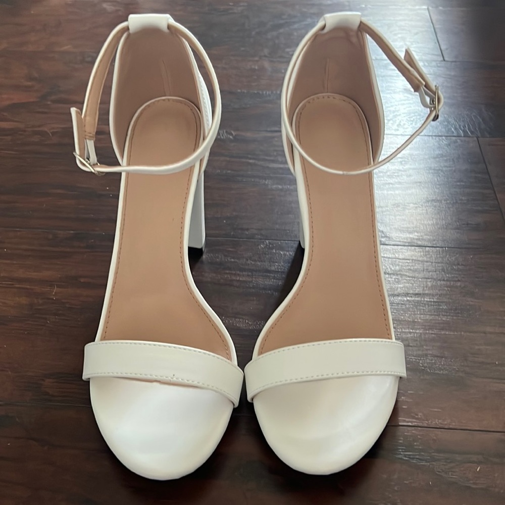 Buckle Decor Chunky Heeled Ankle Strap Sandals